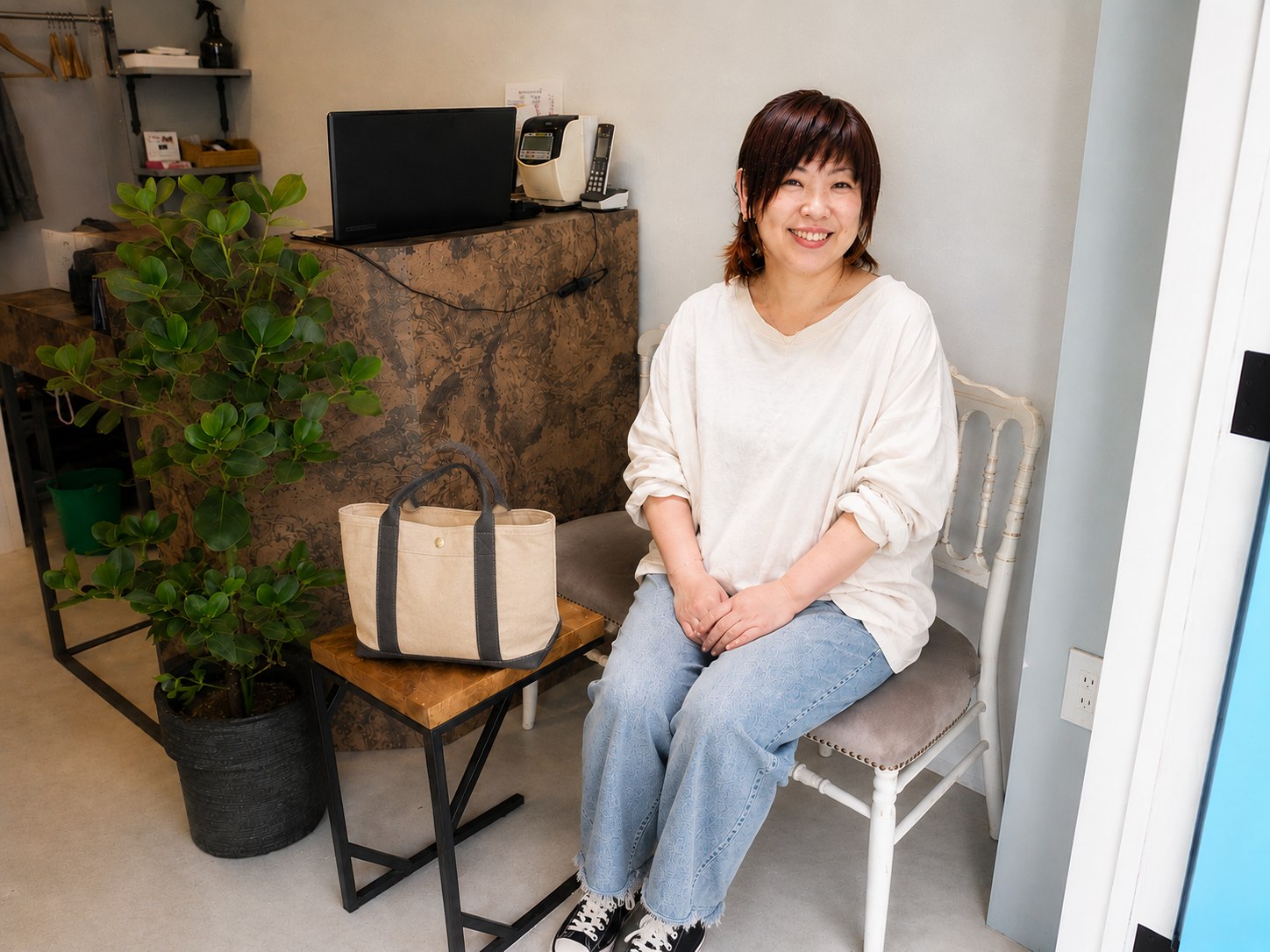私服でリラックスするスタッフの自然な様子