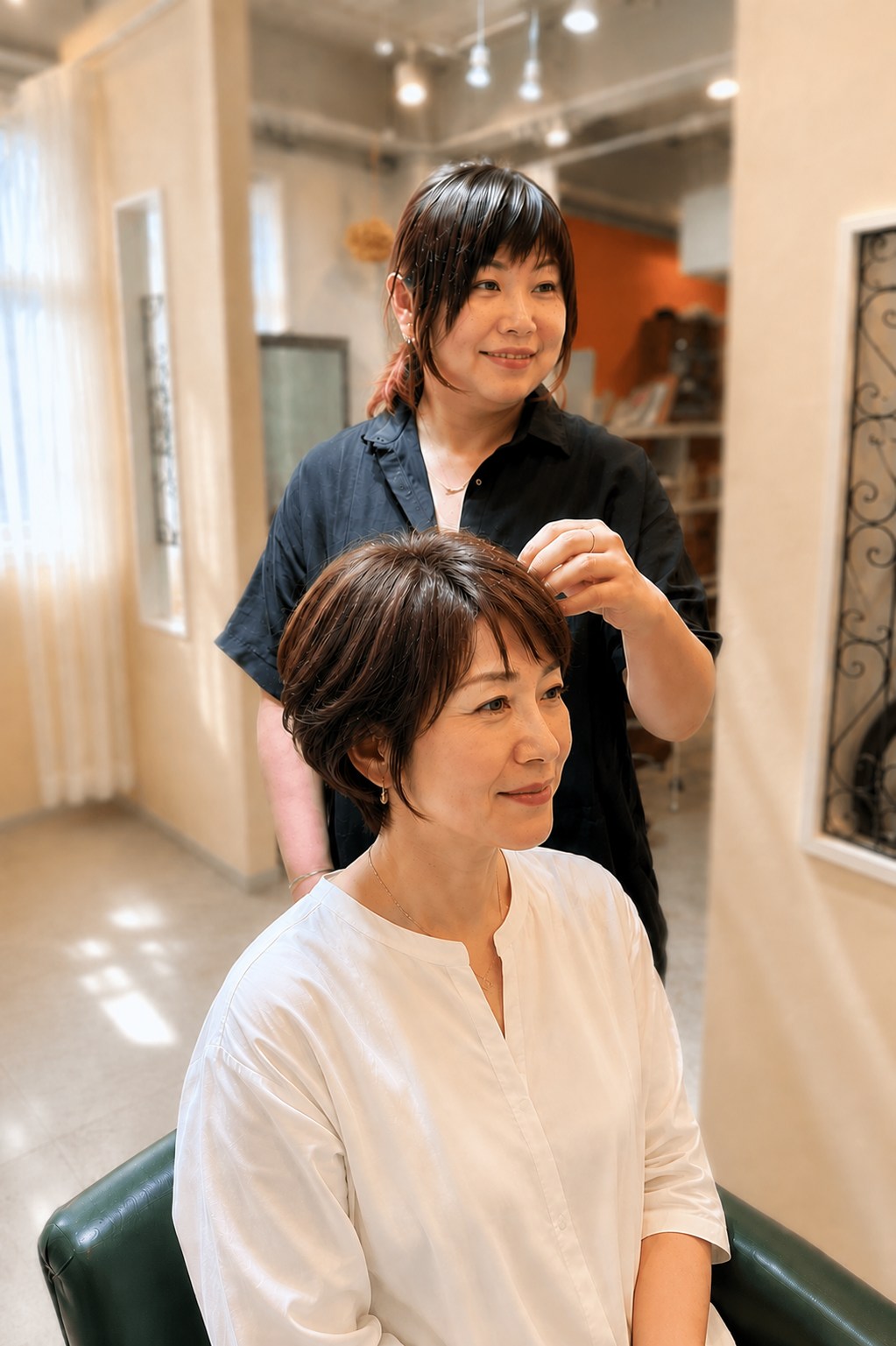 茶木智恵美（スタイリスト）がお客様の髪を仕上げている様子